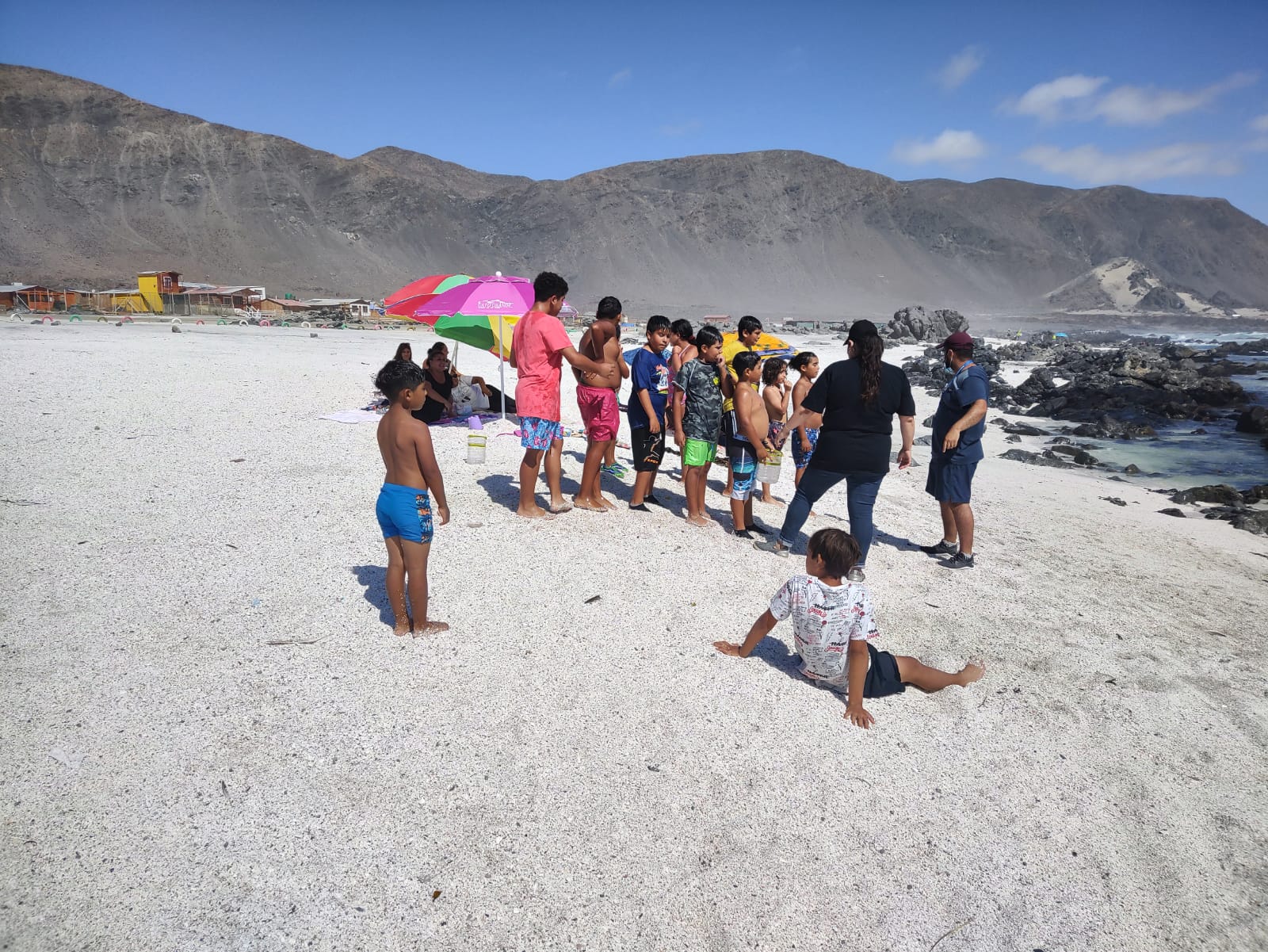 GRANDES Y CHICOS DISFRUTARON DE TARDE RECREATIVA Y CINE/KARAOKE EN PLAYA LAS CONCHILLAS EN CHAÑARAL