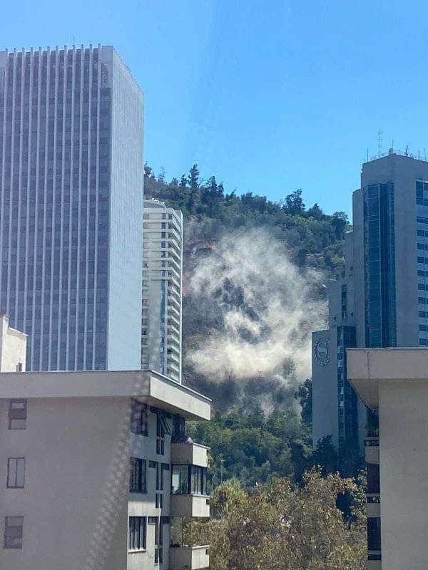 Fuerte sismo en la zona central ocasiona desprendimiento de tierra en Cerro San Cristobal