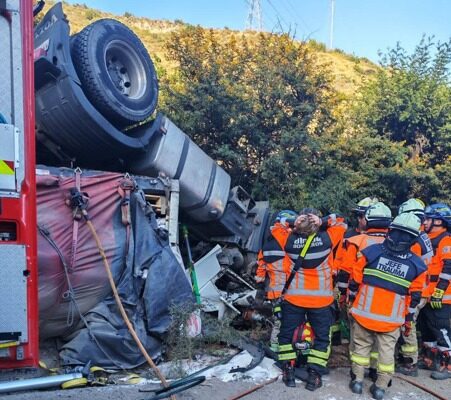 Olmué: Vuelca camión en cuesta La dormida