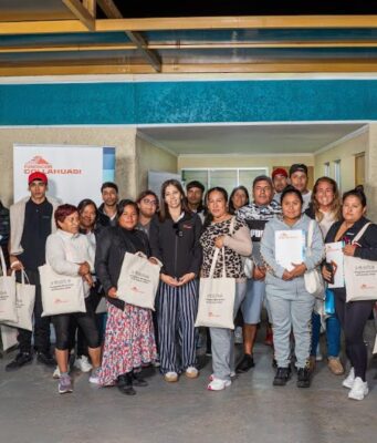 Nueva generación de vecinos del borde costero sur de Iquique se integra a Programa Nivelación de Estudios 2026