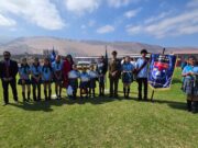 ESTUDIANTES DIBUJAN AL CARABINERO DEL FUTURO