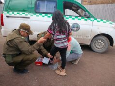 Carabineros de Alto Hospicio apoyan a familias afectadas por sistema frontal