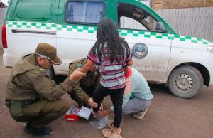 Carabineros de Alto Hospicio apoyan a familias afectadas por sistema frontal