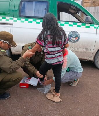 Carabineros de Alto Hospicio apoyan a familias afectadas por sistema frontal