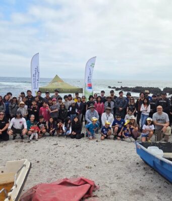 Seremi del Medio Ambiente, Municipio de Iquique, organizaciones y vecinos se unen en limpieza del Humedal Urbano Playa Blanca