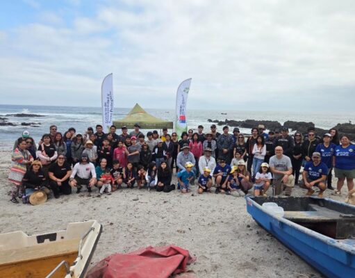 Seremi del Medio Ambiente, Municipio de Iquique, organizaciones y vecinos se unen en limpieza del Humedal Urbano Playa Blanca