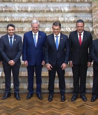 Presidente de Bolivia compromete no regularizar vehículos robados en Chile tras planteamiento del Gobernador Carvajal