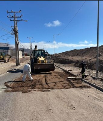 Equipos municipales bachean y repavimentan zonas críticas afectadas por las pasadas lluvias